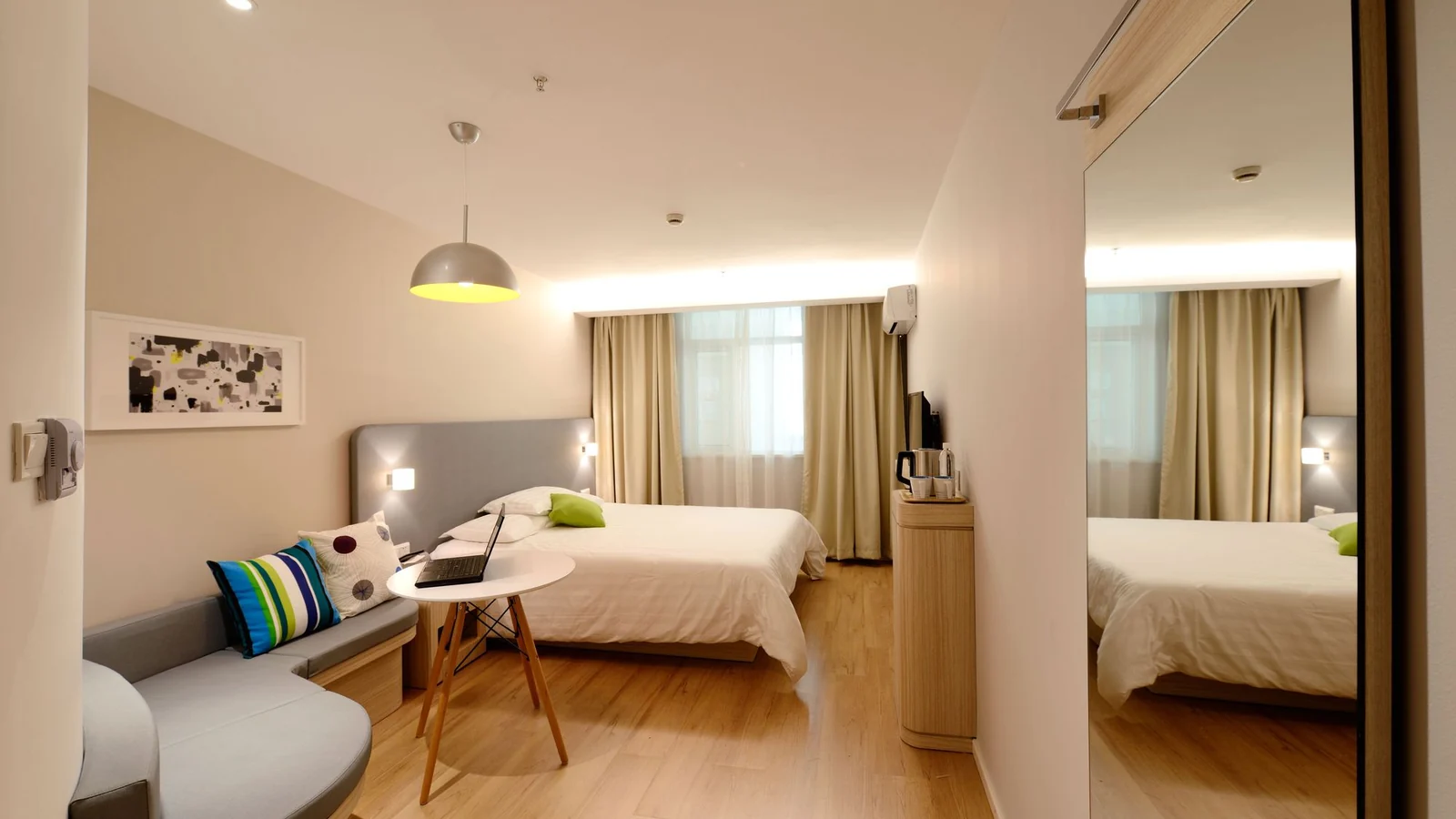 Modern hotel room — eight ways to compare hotels before booking