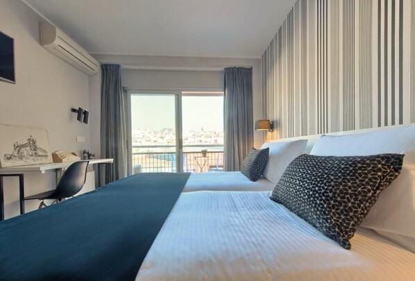 Hotel Colón Barcelona — modern room with balcony city view near the Gothic Quarter