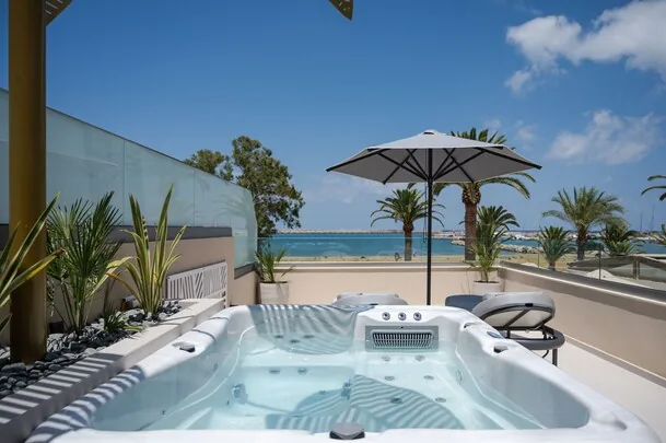 Omma Suites — rooftop hot tub with sea views, Rethymno