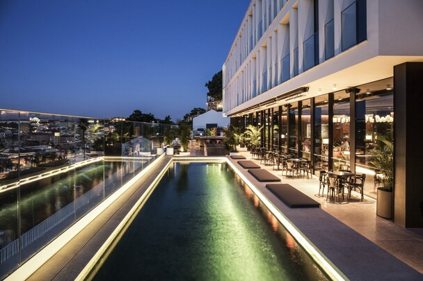 Memmo Príncipe Real — rooftop pool terrace overlooking Lisbon at dusk