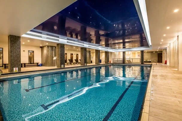 Holiday Inn London Kensington High Street — indoor hotel pool