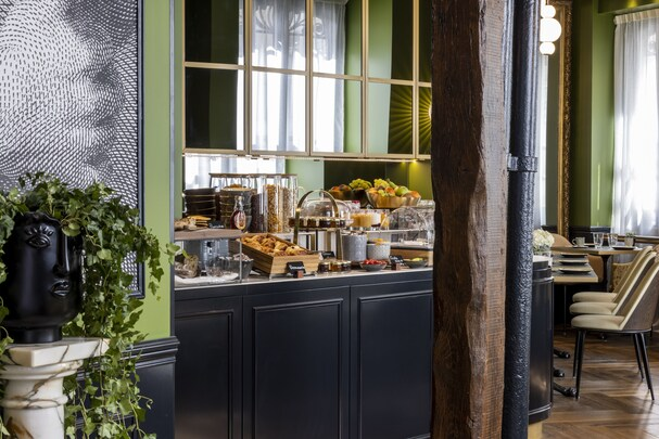 Hôtel Caron de Beaumarchais — boutique breakfast room in Le Marais