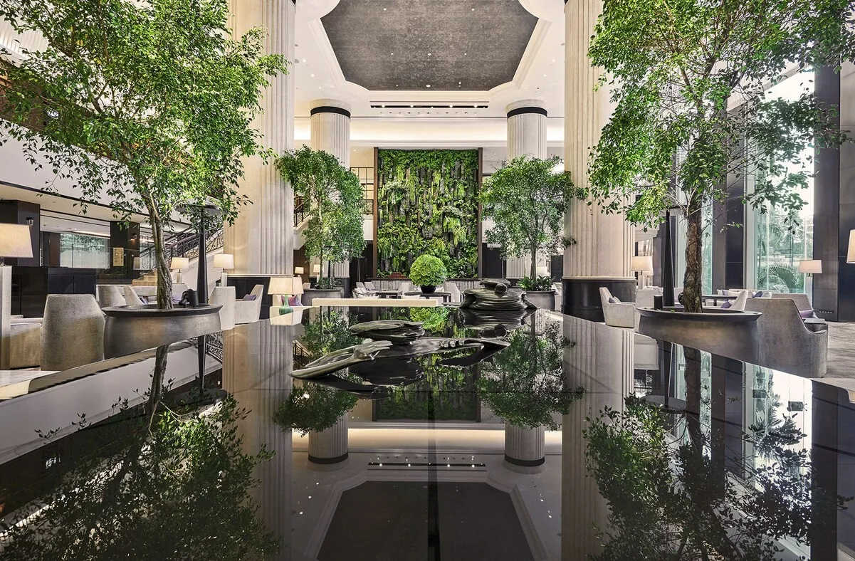 Shangri-La Singapore — tropical gardens near Orchard Road