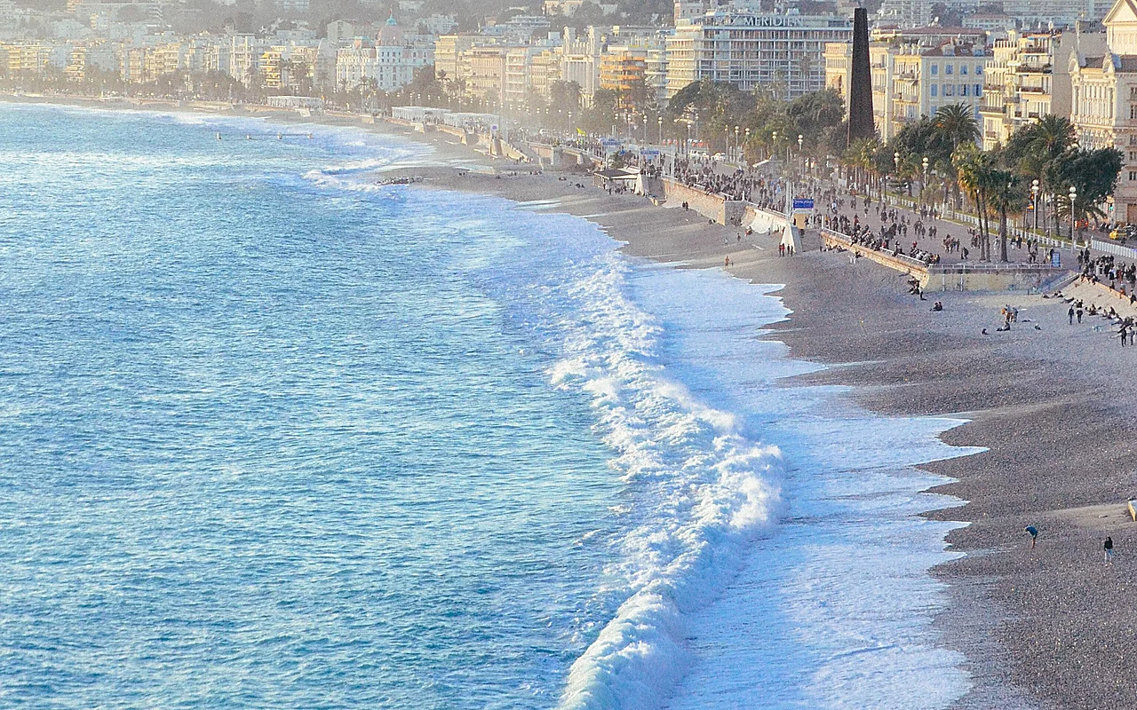 Promenade des Anglais and Mediterranean shore — Nice