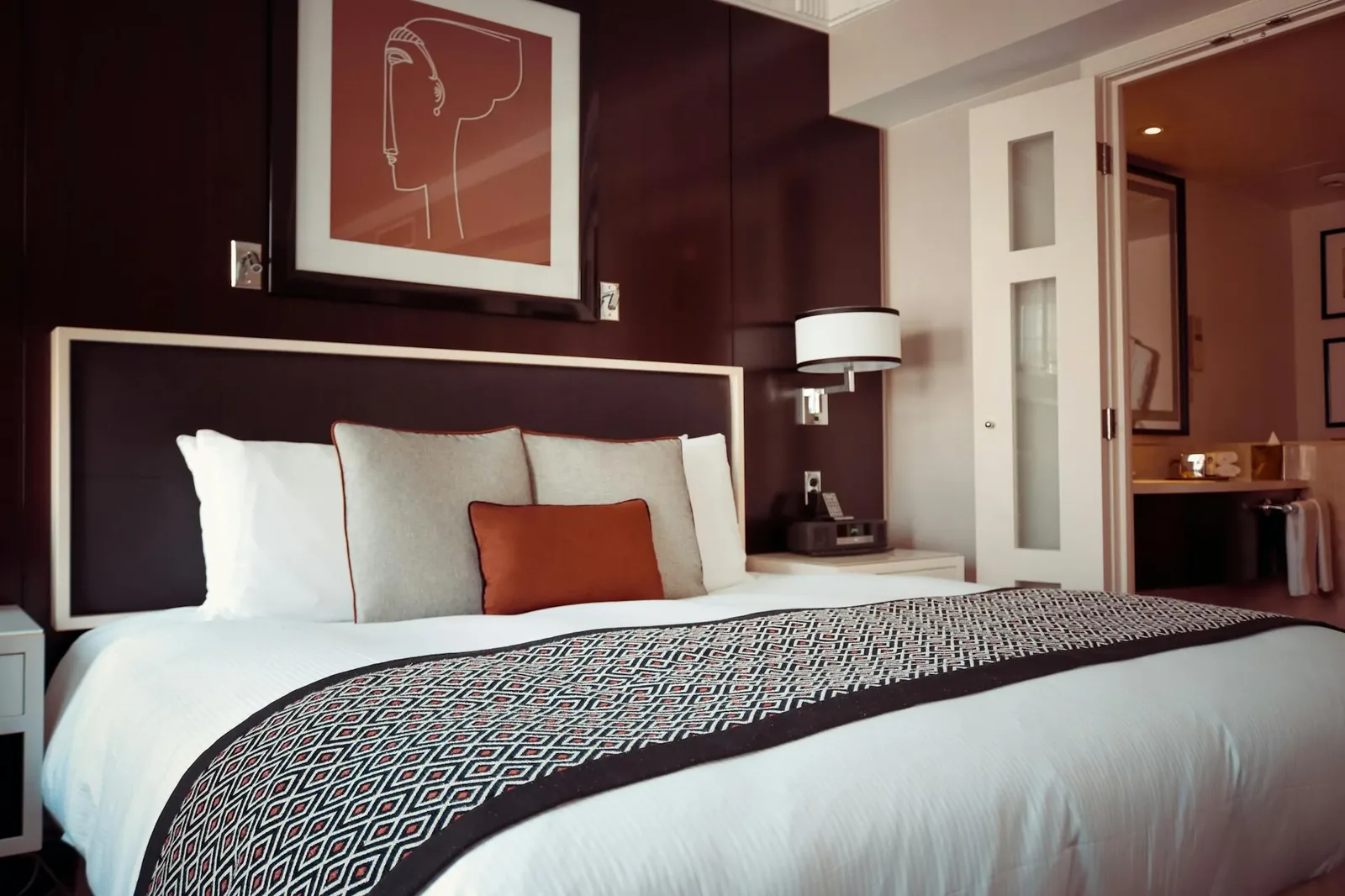 Paris hotel room — finding deals without overpaying